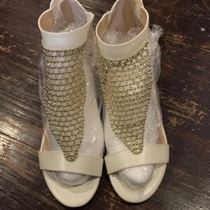 Thalia size 8 Elegant Cream and Gold Women's Sandals